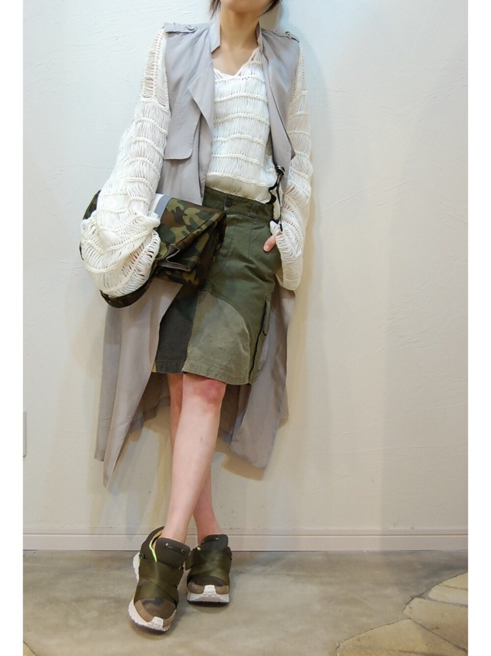 ホワイト系のニット/セーター、シルバー系のその他アウター、グリーン系のスカートを着用したレディースの冬コーディネートの1枚目の写真