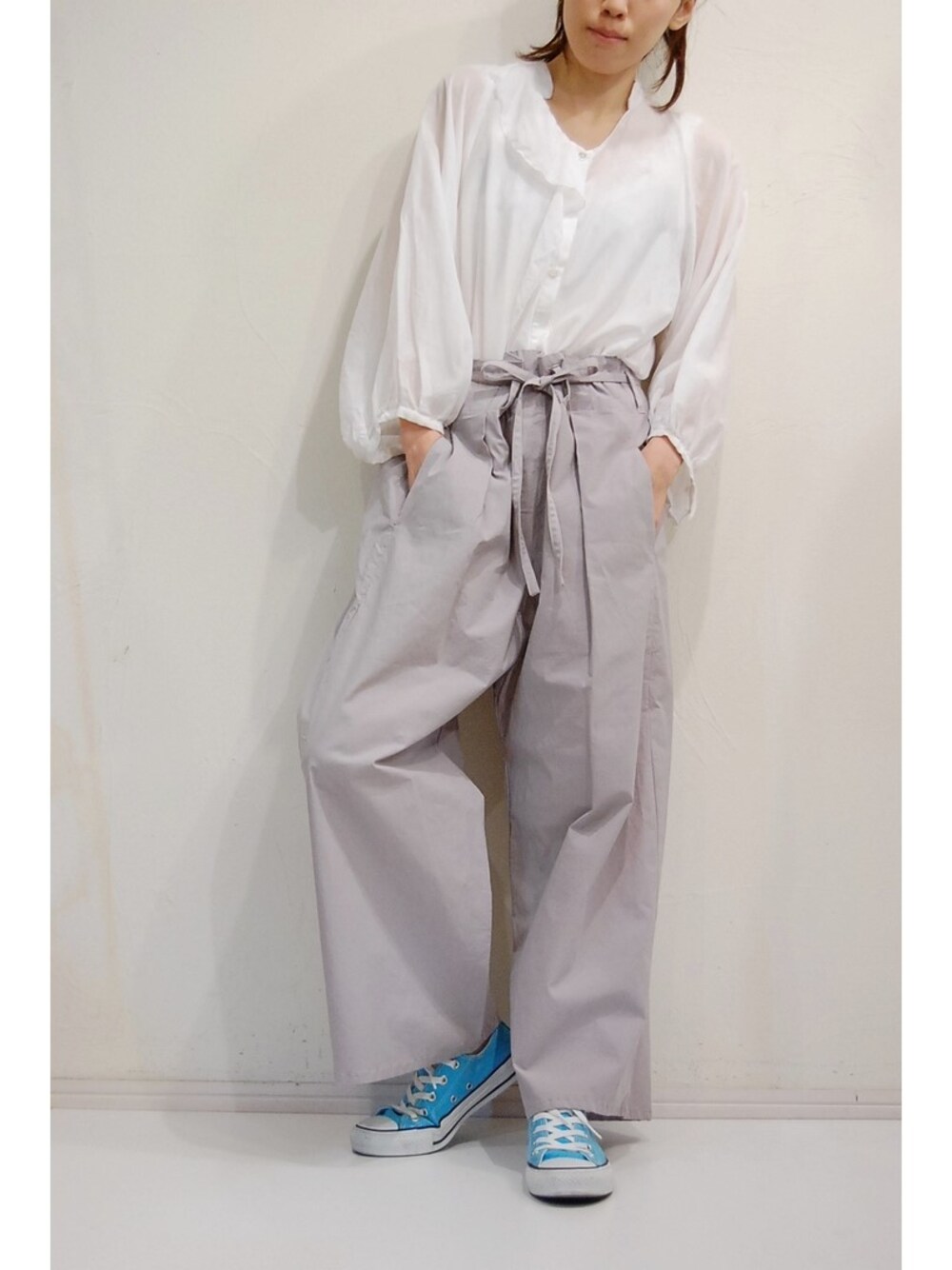 「コンバース、ワンピース、rehersall、 休日スタイル、ラフ、パンツスタイル、シンプルコーデ、ウエストイン、outfit、はるコーデ」｜「RehersalLのコットンシルクシャツOP（ワンピース、ホワイト系）」を使った、chaosbohemiaさん（レディース・156cm）の冬コーディネートの1枚目の写真