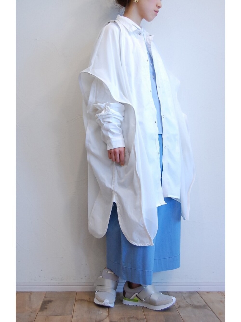 ホワイト系のシャツ/ブラウス、ブルー系のデニムパンツ、グレー系のスニーカーを着用したレディースの春コーディネートの1枚目の写真