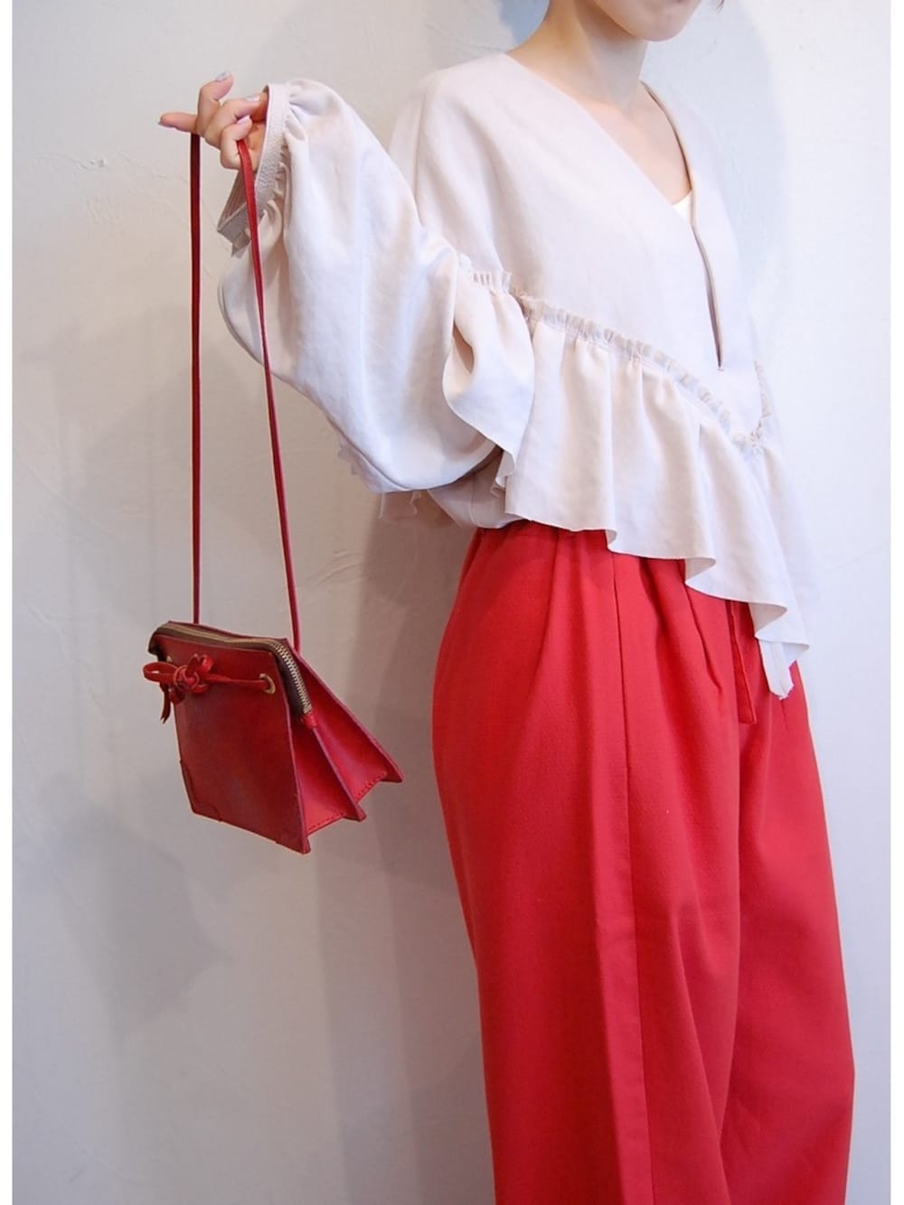 ホワイト系のシャツ/ブラウス、レッド系のその他パンツ、レッド系のショルダーバッグを着用したレディースの夏コーディネートの1枚目の写真