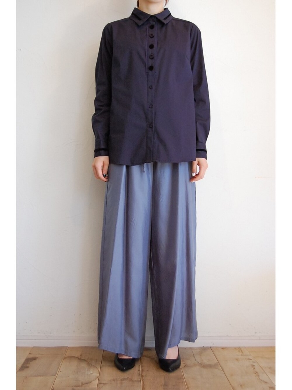 ブルー系のその他パンツ、ブルー系のシャツ/ブラウスを着用したレディースの夏コーディネートの1枚目の写真