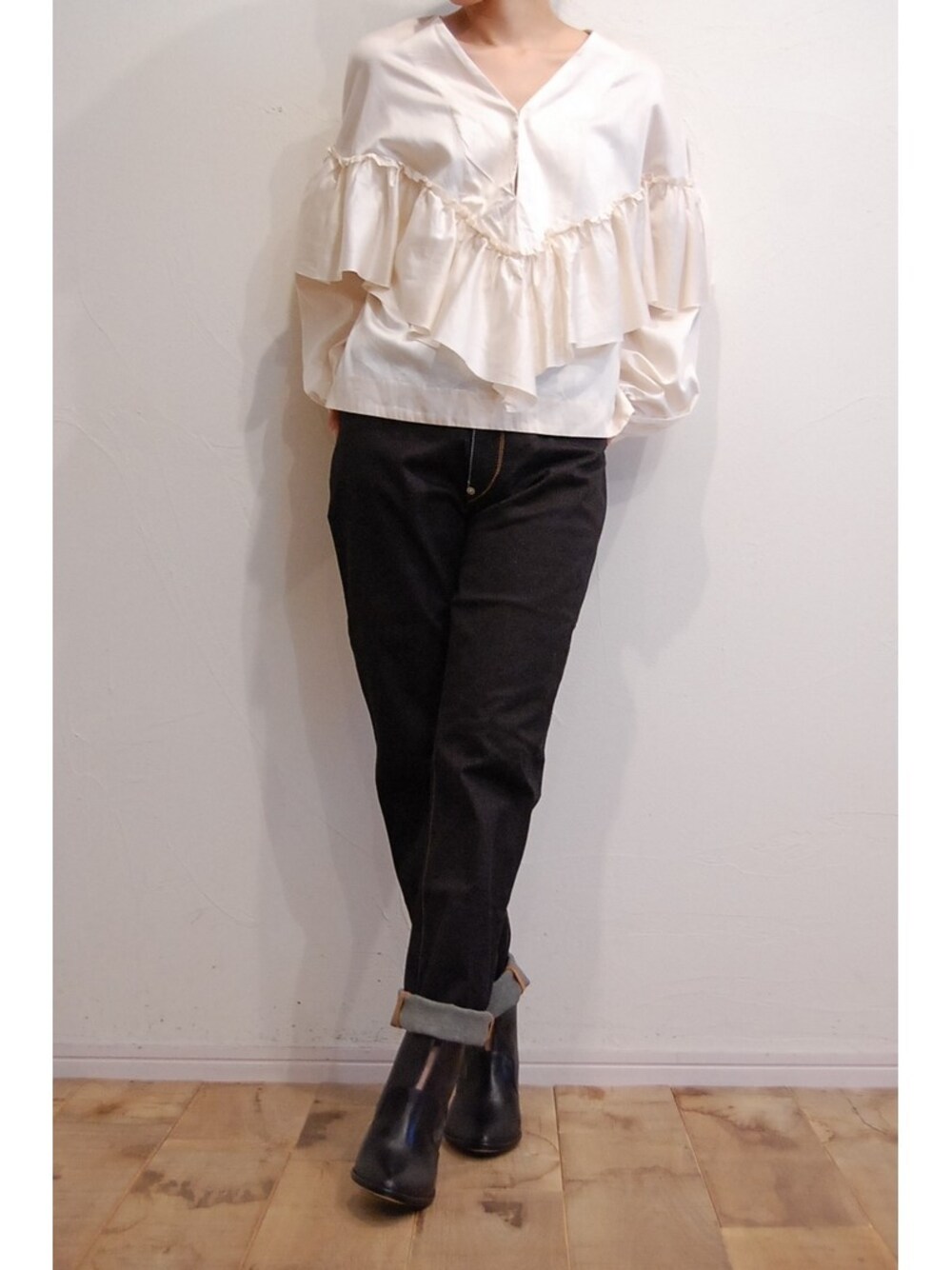 その他のシャツ/ブラウス、ブルー系のデニムパンツ、ブラック系のブーツを着用したレディースの秋コーディネートの1枚目の写真