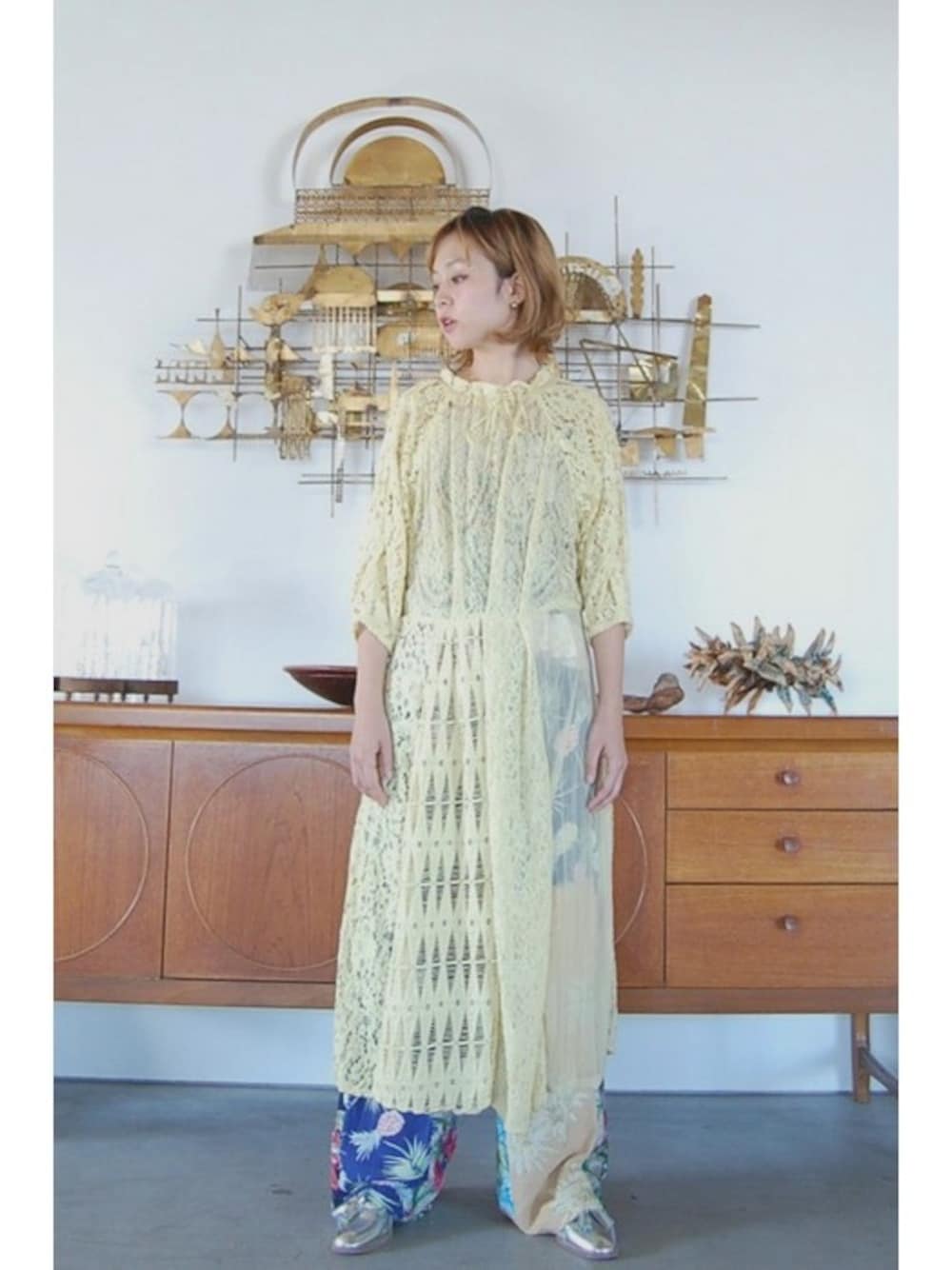 イエロー系のワンピース、その他のその他パンツを着用したレディースの冬コーディネートの1枚目の写真