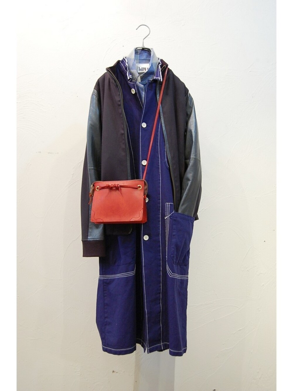 ブラック系のブルゾン、その他のその他アウター、レッド系のショルダーバッグを着用したレディースの冬コーディネートの1枚目の写真