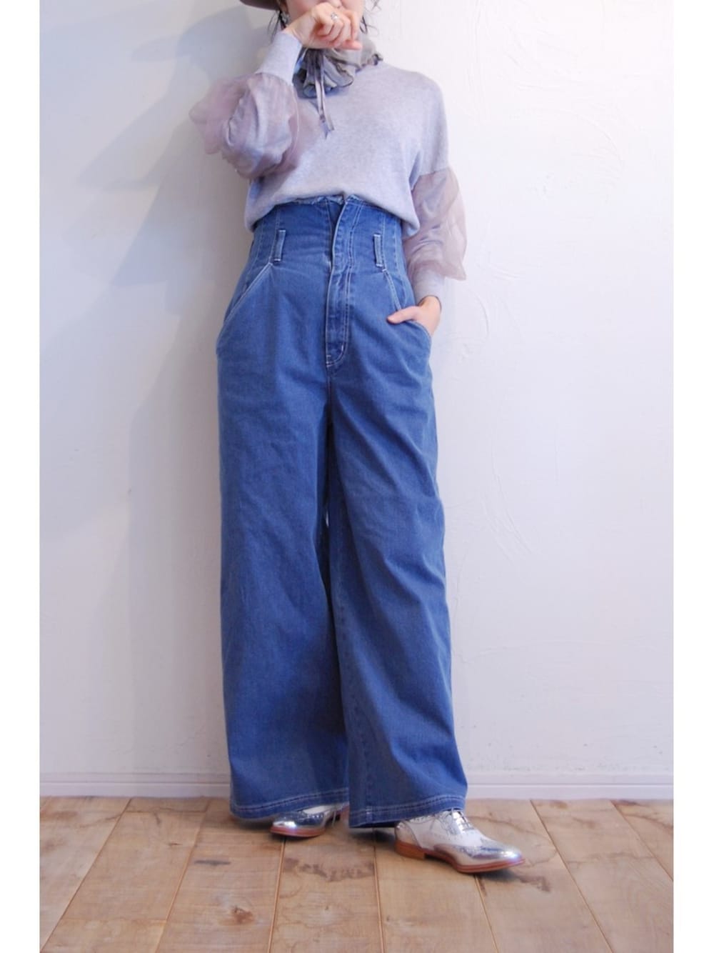 ブルー系のデニムパンツ、その他のニット/セーターを着用したレディースの冬コーディネートの1枚目の写真