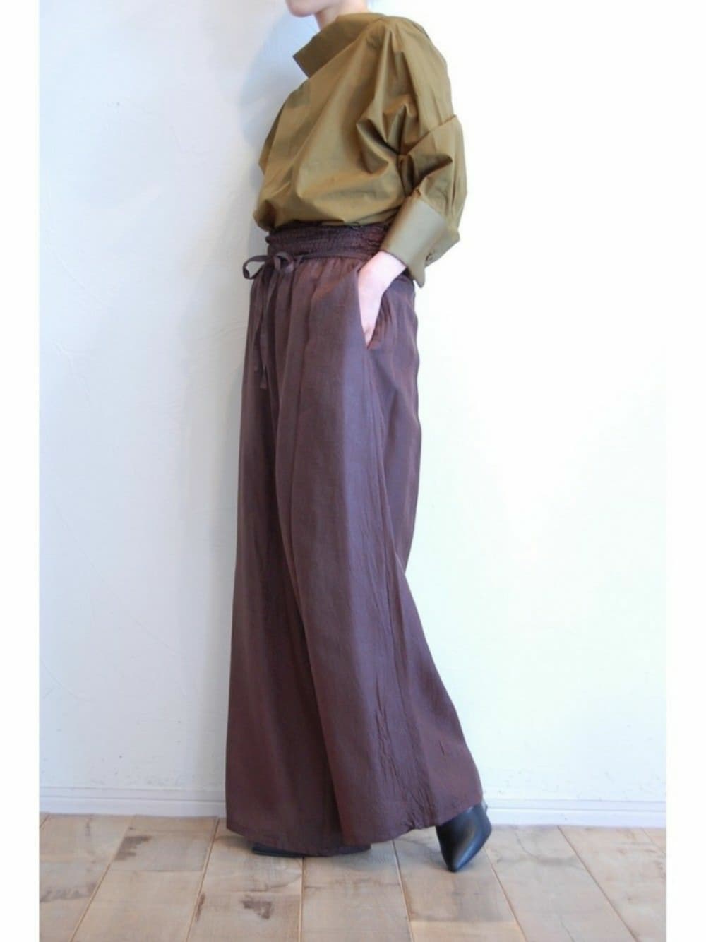ブラック系のその他パンツ、グリーン系のシャツ/ブラウスを着用したレディースの冬コーディネートの1枚目の写真
