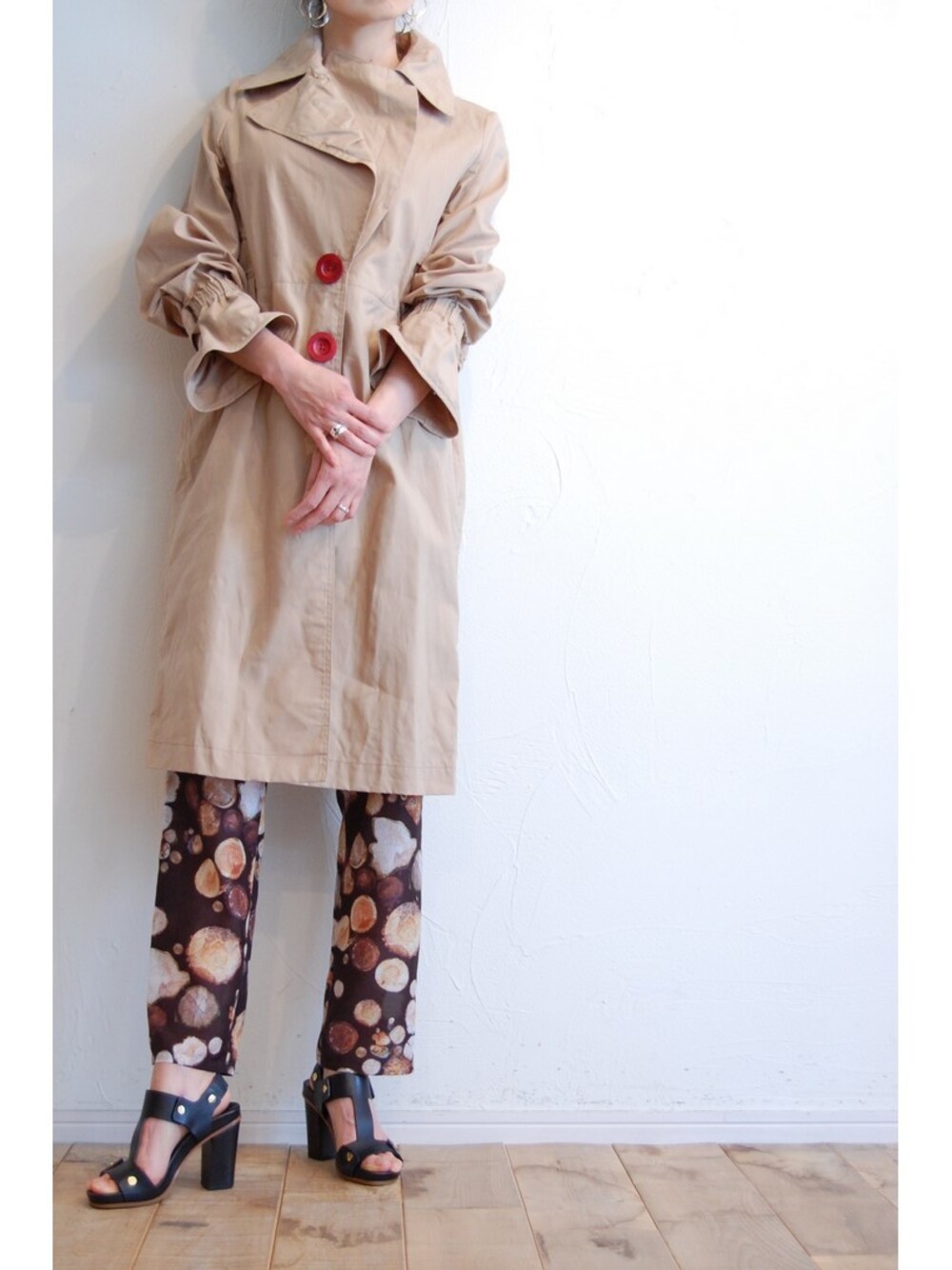 ブラウン系のその他パンツ、ベージュ系のステンカラーコートを着用したレディースの冬コーディネートの1枚目の写真