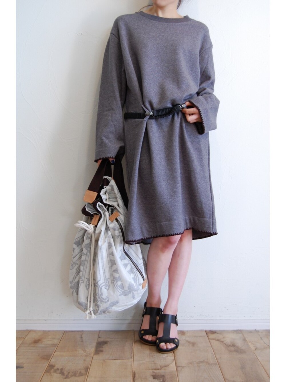 グレー系のワンピース、グレー系のショルダーバッグを着用したレディースの冬コーディネートの1枚目の写真