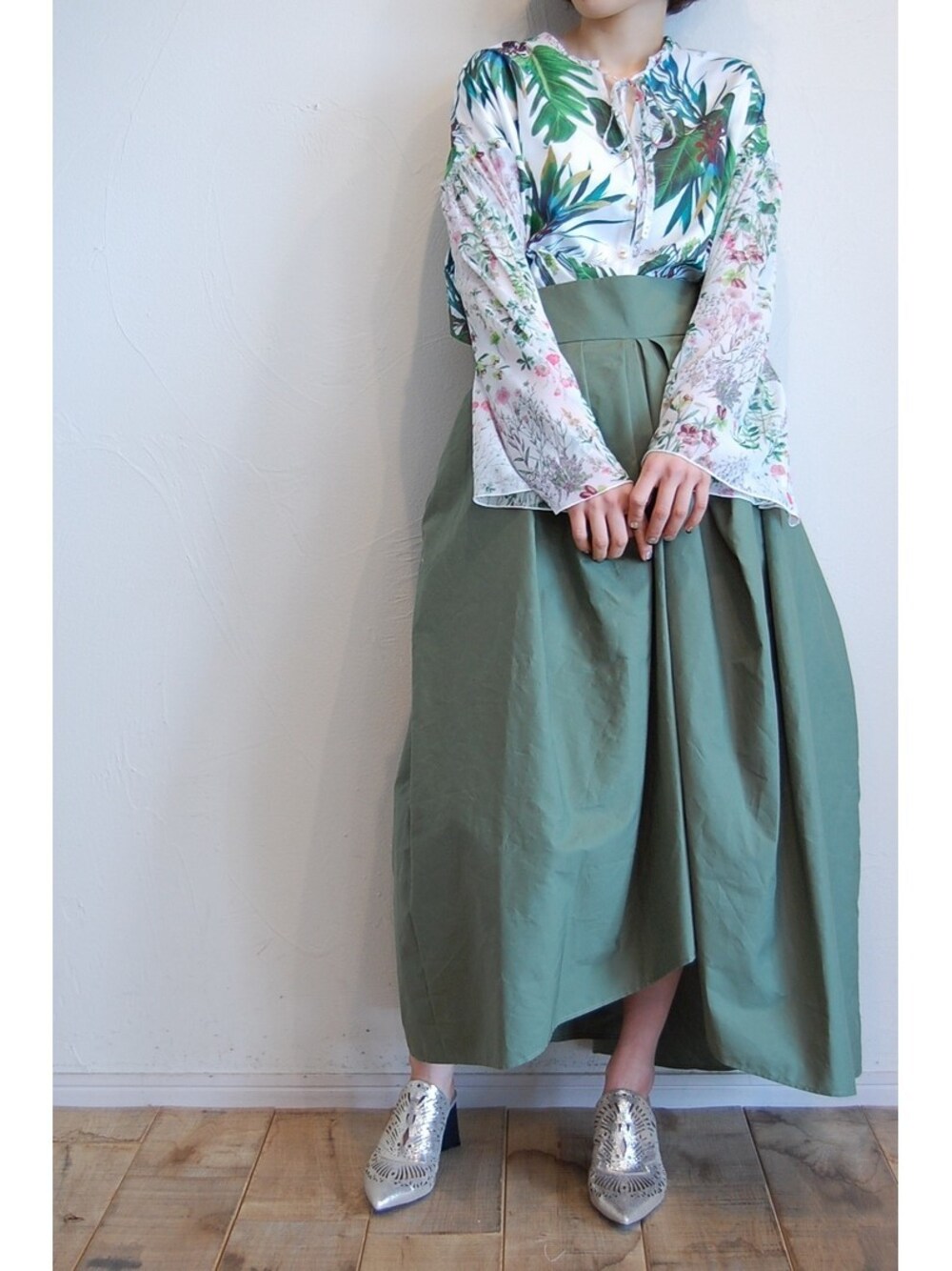 その他のシャツ/ブラウス、その他のサンダル、その他のスカートを着用したレディースの春コーディネートの1枚目の写真