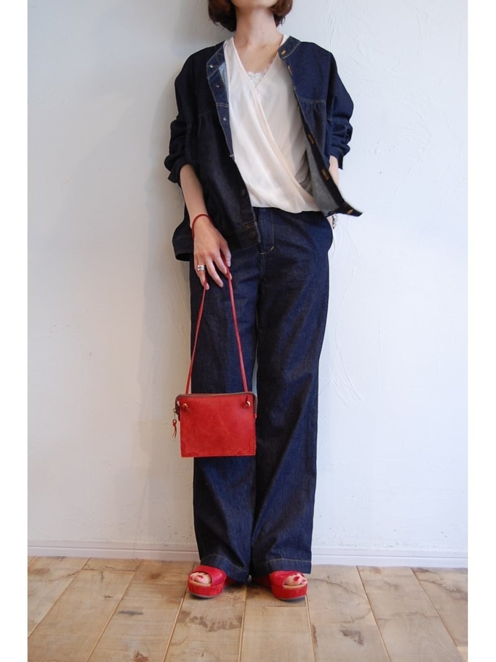 その他のデニムジャケット、その他のデニムパンツ、ホワイト系のベストを着用したレディースの春コーディネートの1枚目の写真