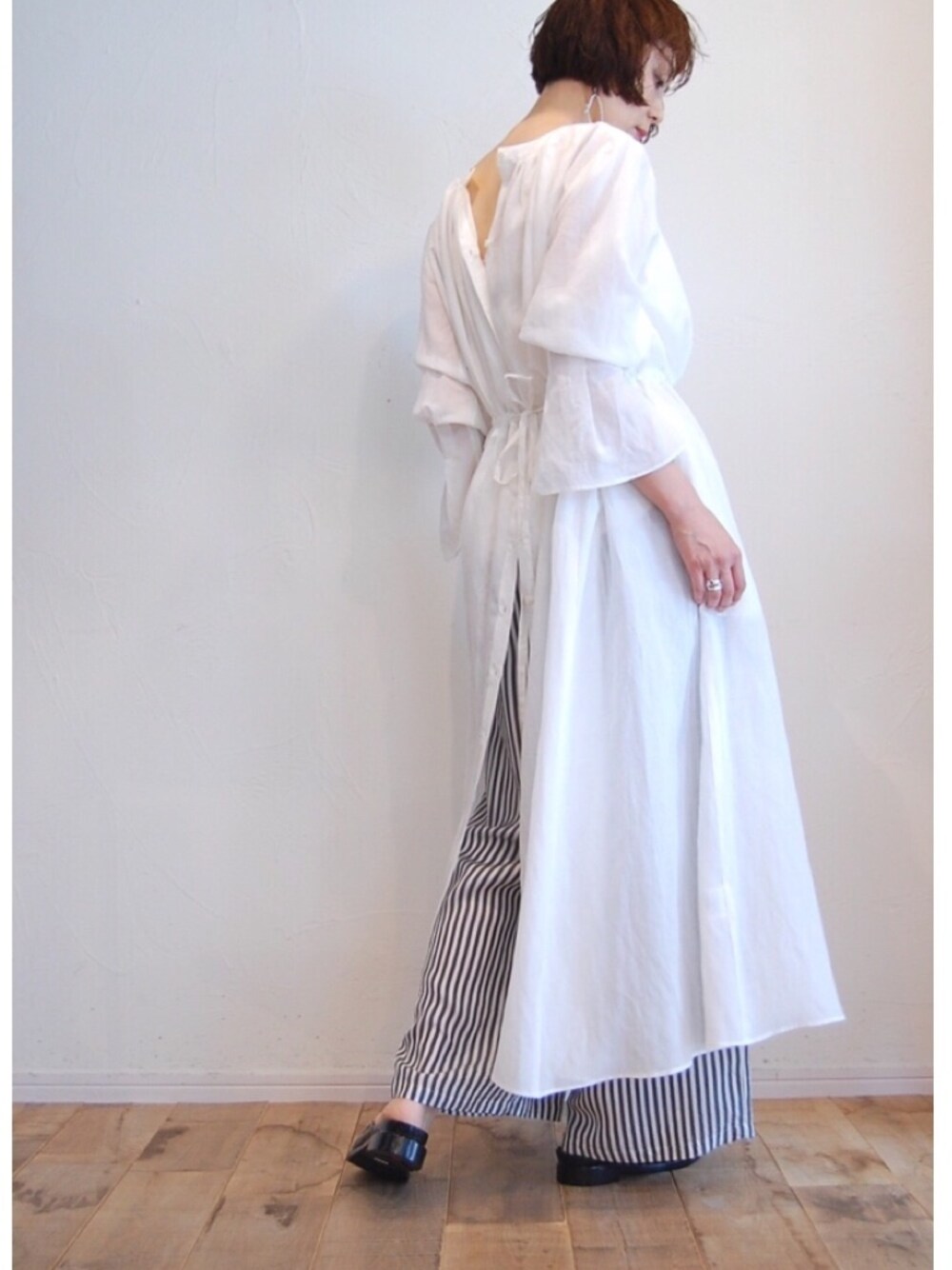 その他のワンピース、ブラック系のその他パンツを着用したレディースの夏コーディネートの1枚目の写真