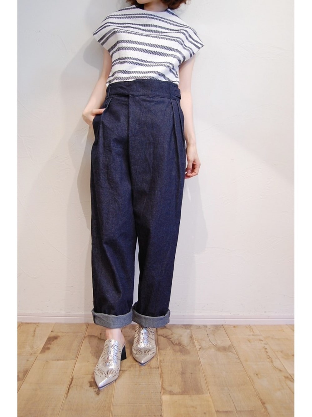 その他のシャツ/ブラウス、ブルー系のデニムパンツ、その他のサンダルを着用したレディースの夏コーディネートの1枚目の写真