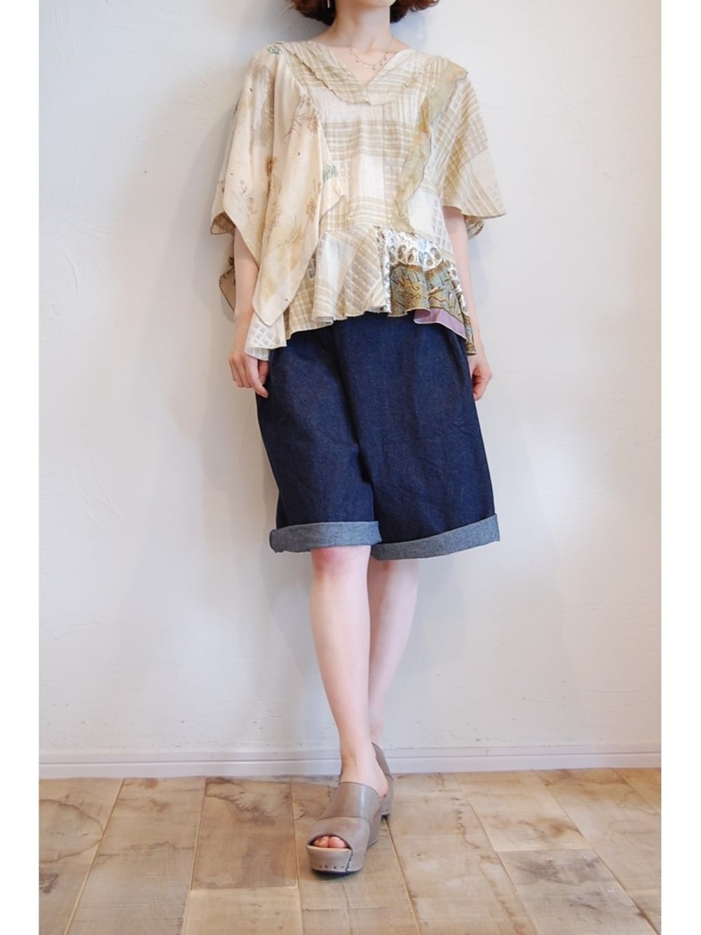 ベージュ系のシャツ/ブラウス、ブルー系のデニムパンツ、その他のサンダルを着用したレディースの夏コーディネートの1枚目の写真