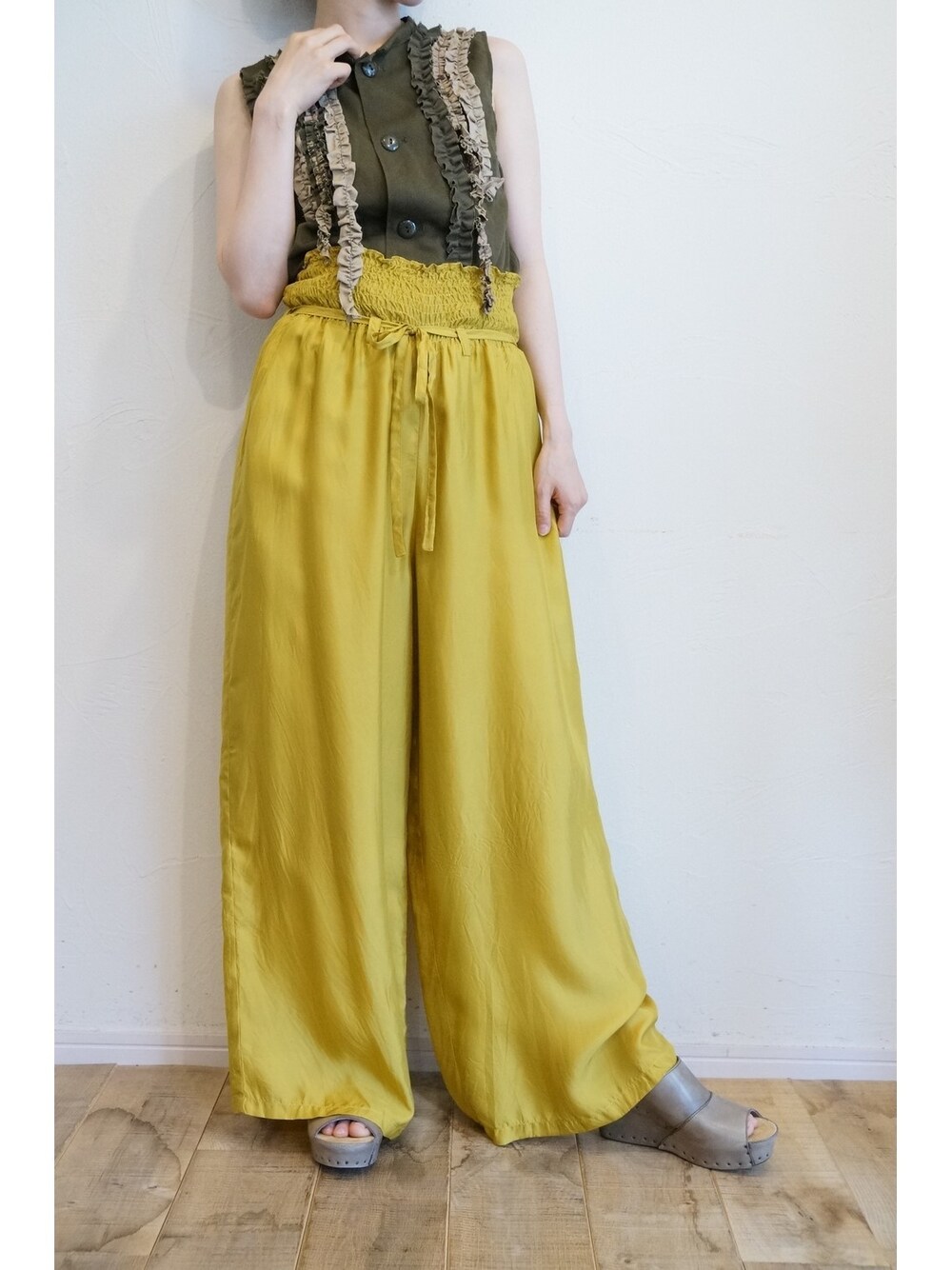 その他のベスト、その他のその他パンツ、その他のサンダルを着用したレディースの夏コーディネートの1枚目の写真