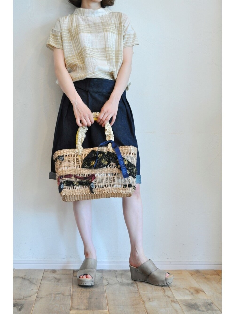 その他のシャツ/ブラウス、ブルー系のデニムパンツ、その他のサンダルを着用したレディースの夏コーディネートの1枚目の写真