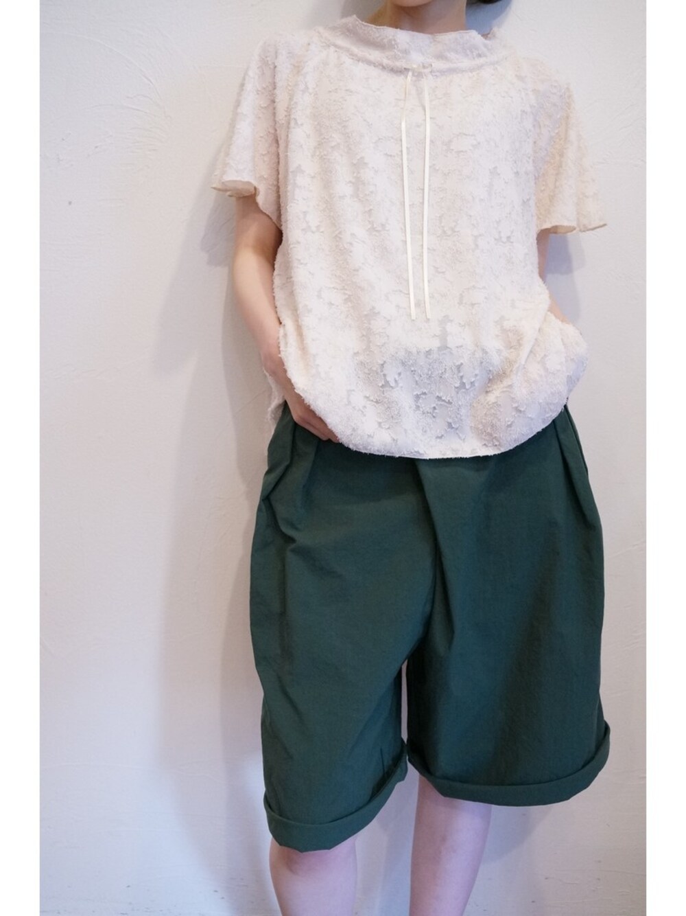 その他のシャツ/ブラウス、グリーン系のその他パンツを着用したレディースの夏コーディネートの1枚目の写真