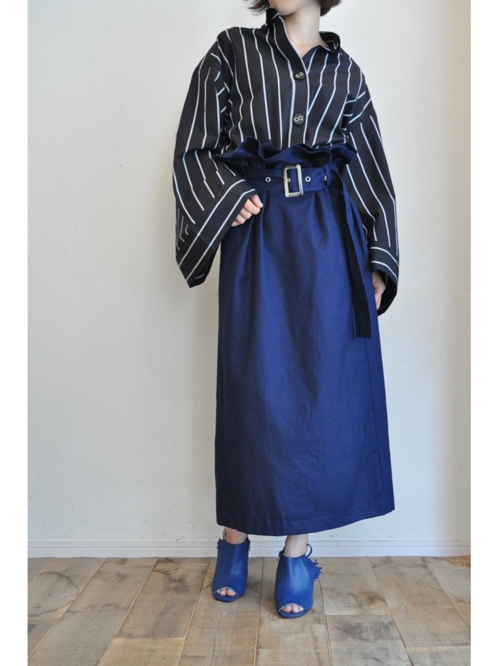 その他のシャツ/ブラウス、ブルー系のスカート、ブルー系のサンダルを着用したレディースの夏コーディネートの1枚目の写真