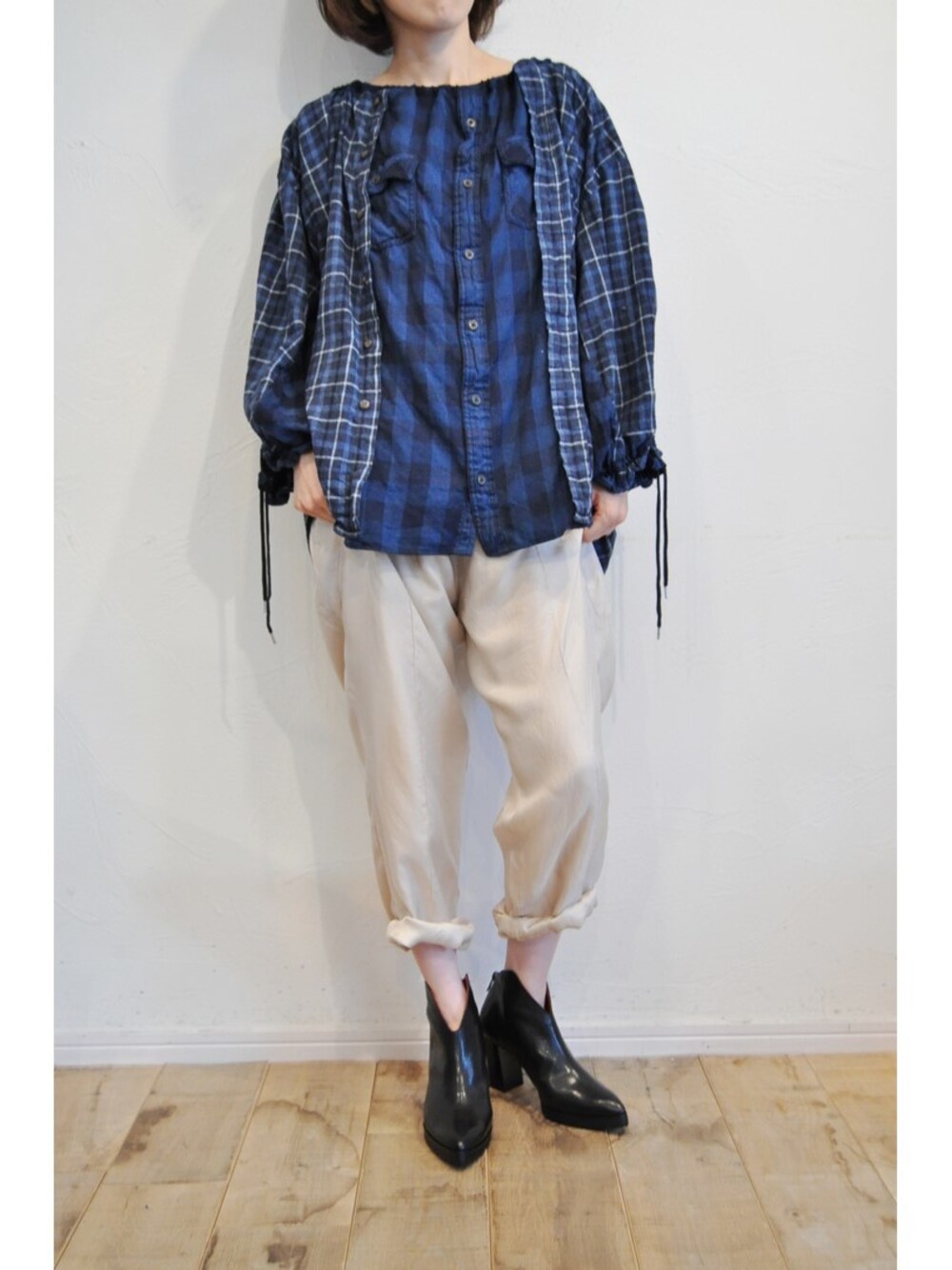 ベージュ系のその他パンツ、ブルー系のシャツ/ブラウスを着用したレディースの夏コーディネートの1枚目の写真
