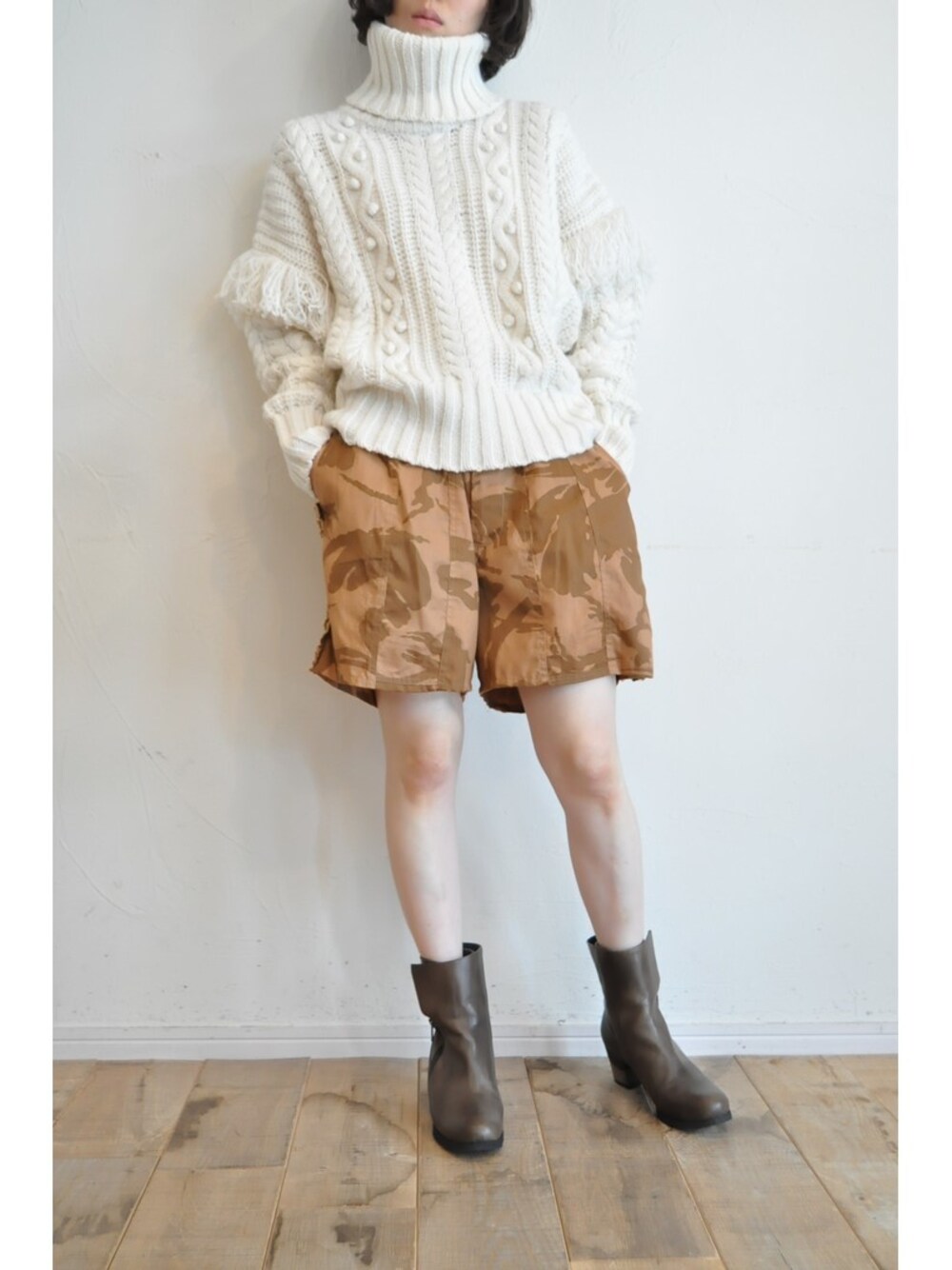 その他のニット/セーター、ブラウン系のその他パンツ、ベージュ系のブーツを着用したレディースの秋コーディネートの1枚目の写真
