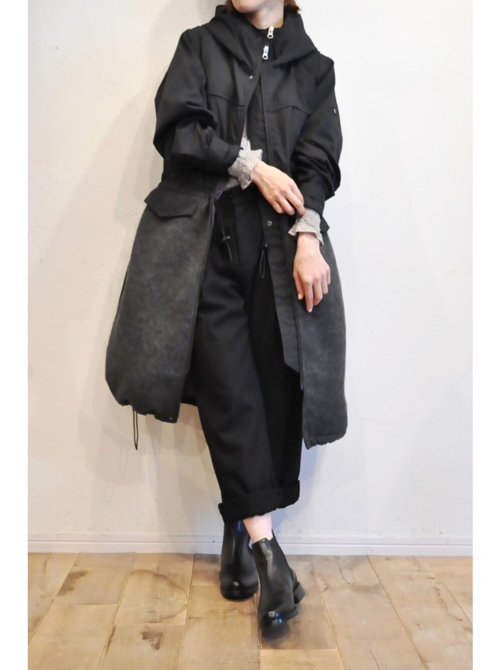 ブラック系のモッズコート、グレー系のシャツ/ブラウス、ブラック系のその他パンツを着用したレディースの秋コーディネートの1枚目の写真