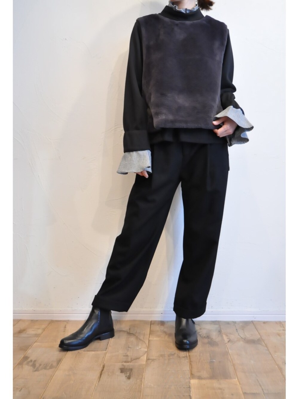 ブラック系のシャツ/ブラウス、ブラック系のその他パンツ、ブラック系のブーツを着用したレディースの秋コーディネートの1枚目の写真