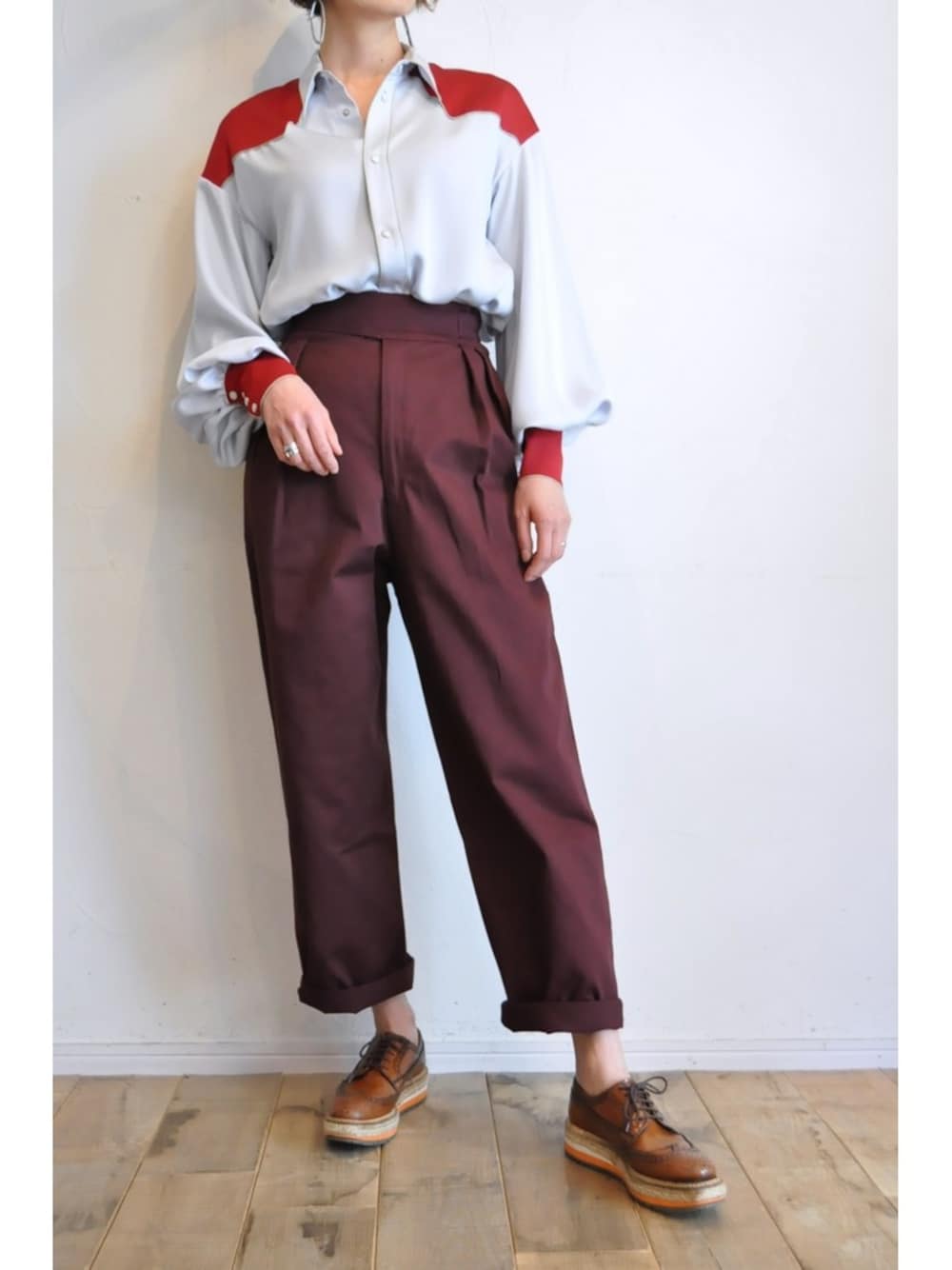 ブルー系のシャツ/ブラウス、レッド系のその他パンツを着用したレディースの冬コーディネートの1枚目の写真