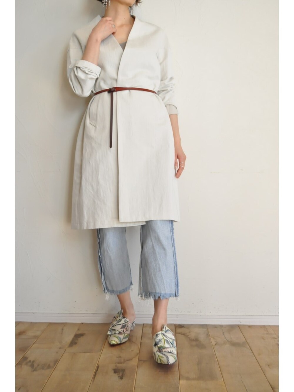 その他のデニムパンツ、ホワイト系のその他アウターを着用したレディースの春コーディネートの1枚目の写真