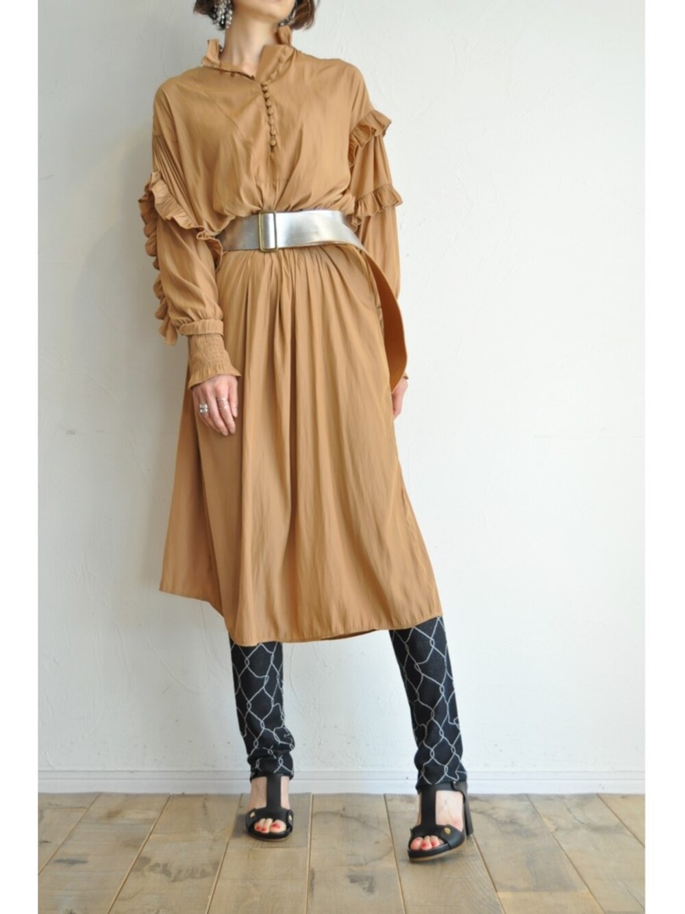 ブラウン系のワンピース、ブラック系のその他パンツ、シルバー系のベルトを着用したレディースの春コーディネートの1枚目の写真