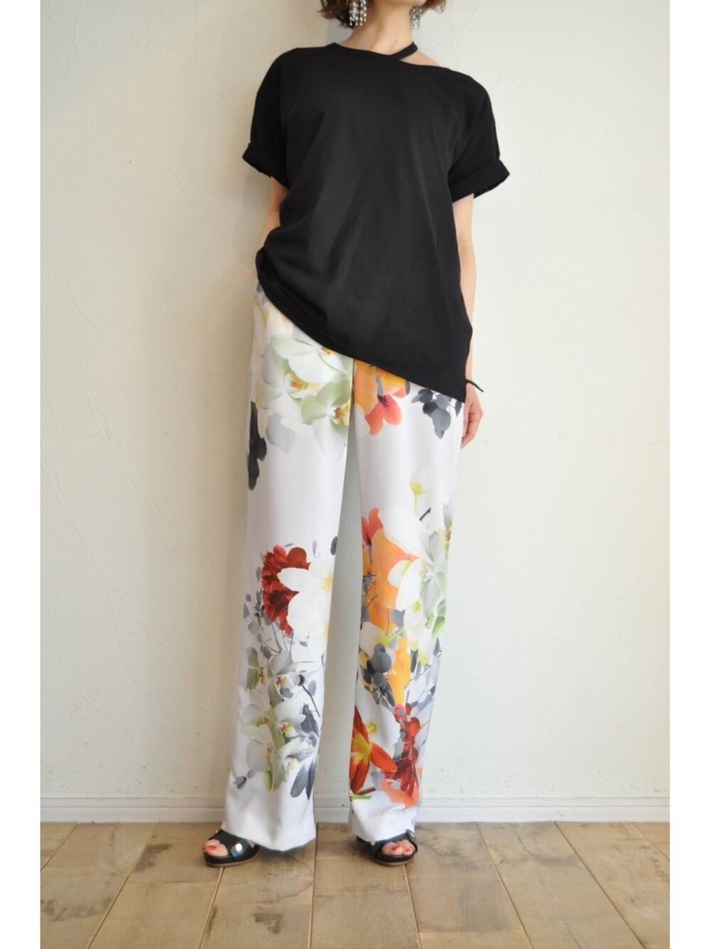 ホワイト系のその他パンツ、ブラック系のTシャツ/カットソーを着用したレディースの春コーディネートの1枚目の写真