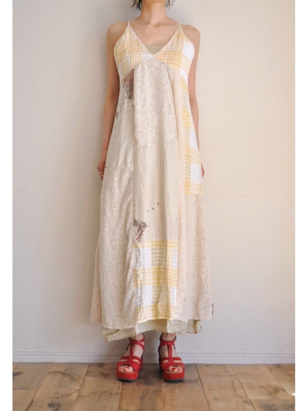 ベージュ系のワンピース、その他のサンダルを着用したレディースの春コーディネートの1枚目の写真