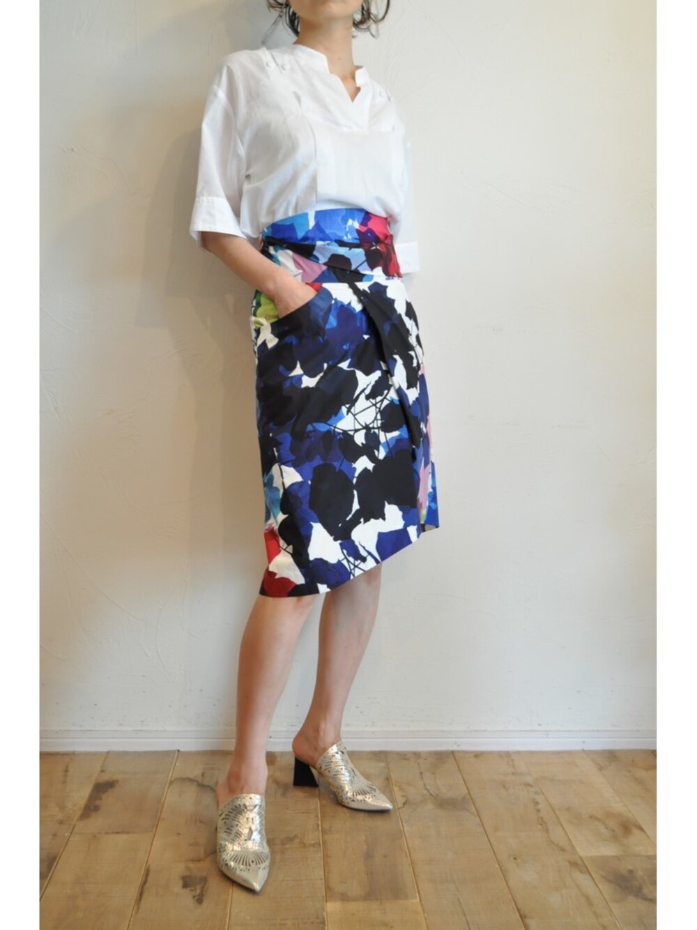 ホワイト系のシャツ/ブラウス、ブルー系のスカートを着用したレディースの春コーディネートの1枚目の写真