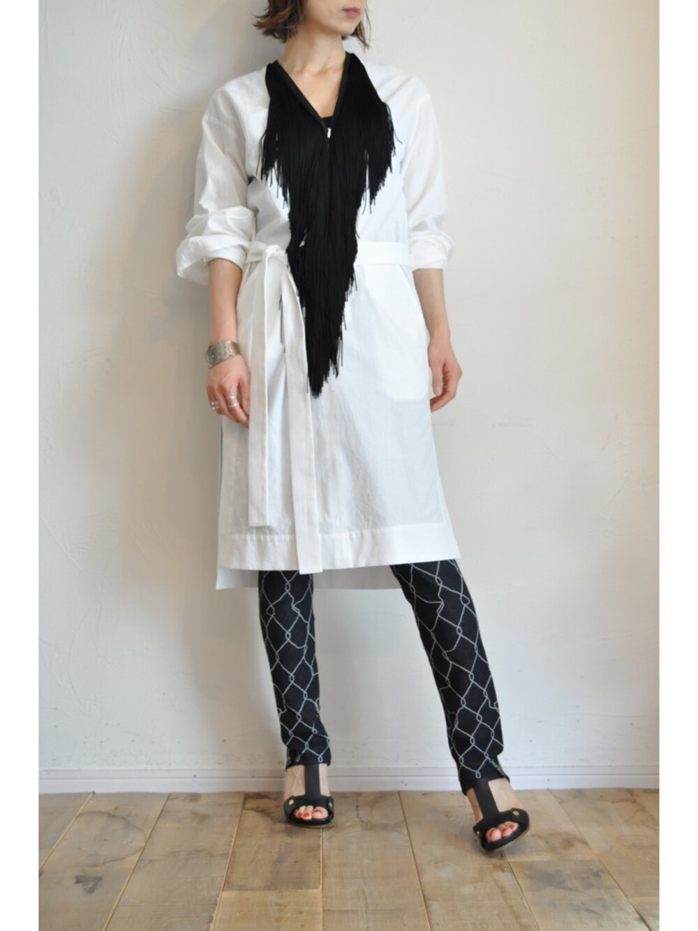 ホワイト系のワンピース、ブラック系のその他パンツを着用したレディースの春コーディネートの1枚目の写真