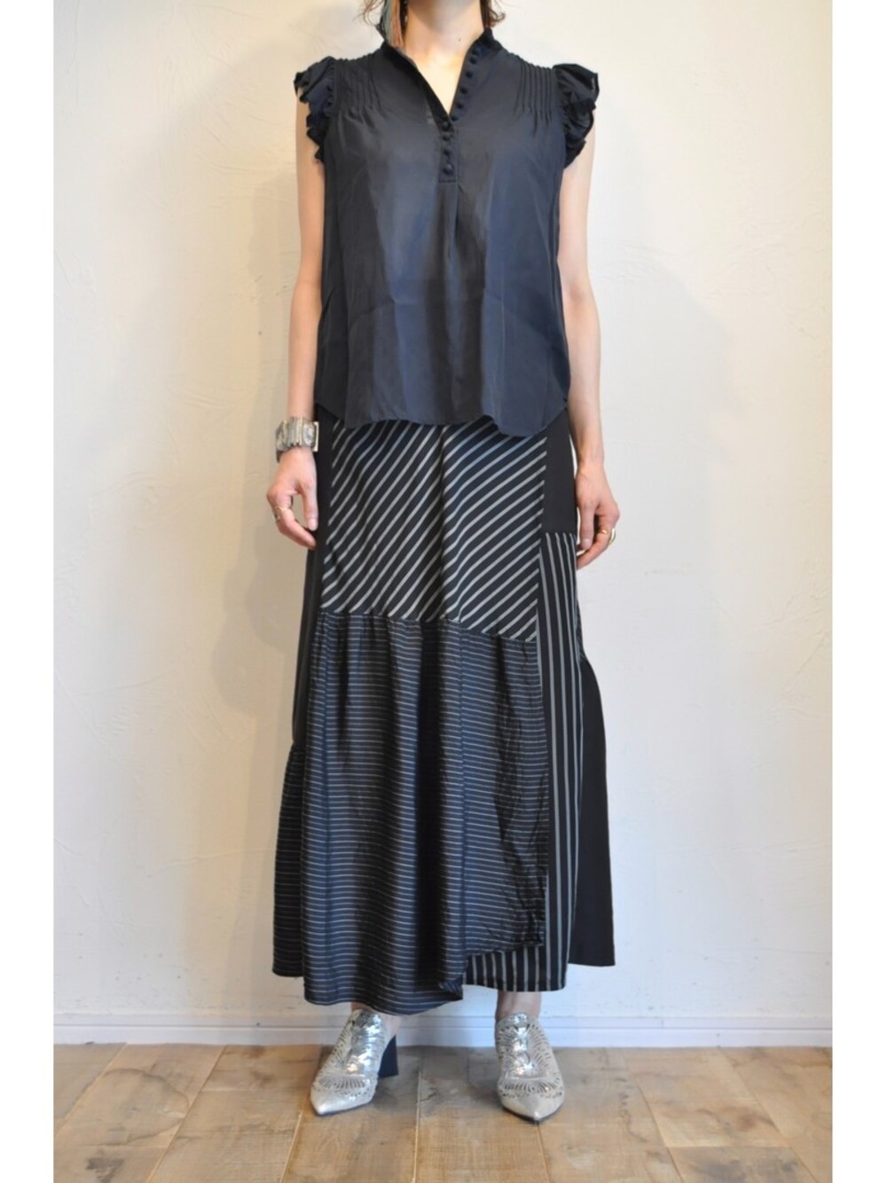 ブラック系のシャツ/ブラウス、ブラック系のスカート、その他のサンダルを着用したレディースの夏コーディネートの1枚目の写真