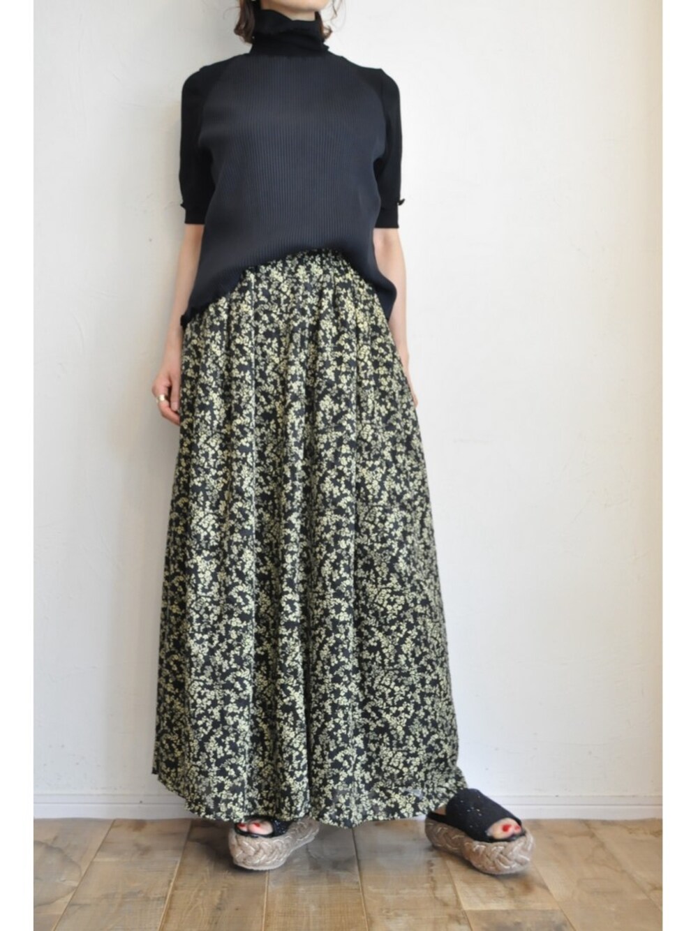 「花柄、rehersall、tolikatolika、サンダル、リハーズオール、グリッター、花柄スカート、厚底サンダル、MANA、トリカトリカ」｜「RehersalLのミックステレコスリットタートルトップス（その他トップス、ブラック系）」を使った、chaosbohemiaさん（レディース・165cm）の夏コーディネートの1枚目の写真
