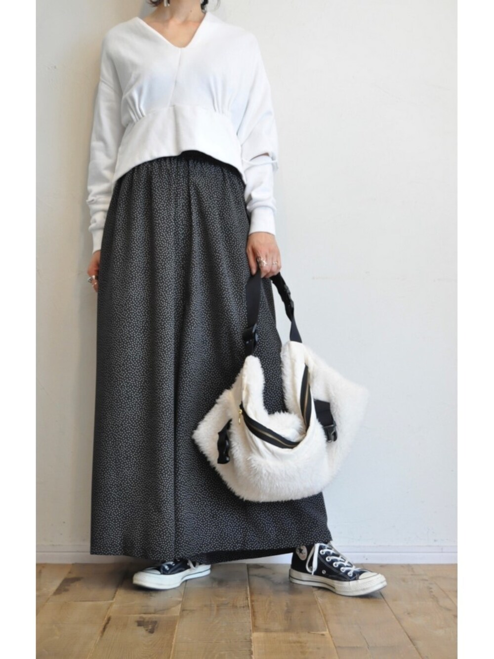 ホワイト系のスウェット、ブラック系のその他パンツ、ホワイト系のショルダーバッグを着用したレディースの秋コーディネートの1枚目の写真