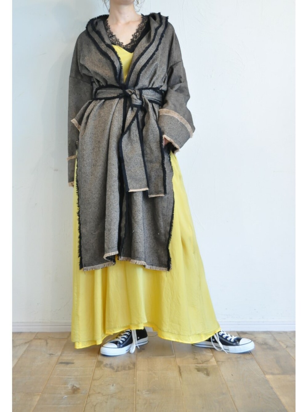 「イエロー、rehersall、ロングワンピース、hippiness、ツィードコート、キュプラワンピース」｜「RehersalLのツィードフリンジコート（その他アウター、ベージュ系）」を使った、chaosbohemiaさん（レディース・165cm）の秋コーディネートの1枚目の写真