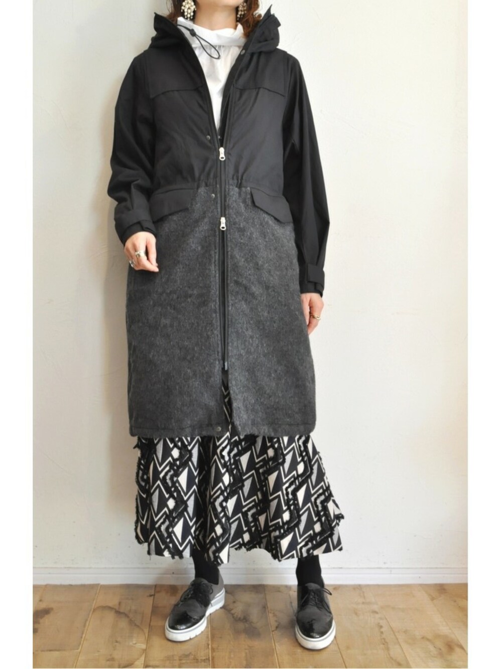 「モッズコート、スカート、シャツ、フードコート、ジオメトリック、SWANLAKE、ハイカラー、blancbasque、thomasmagpie」｜「blanc basqueのhooded coat（モッズコート、ブラック系）」を使った、chaosbohemiaさん（レディース・165cm）の秋コーディネートの1枚目の写真