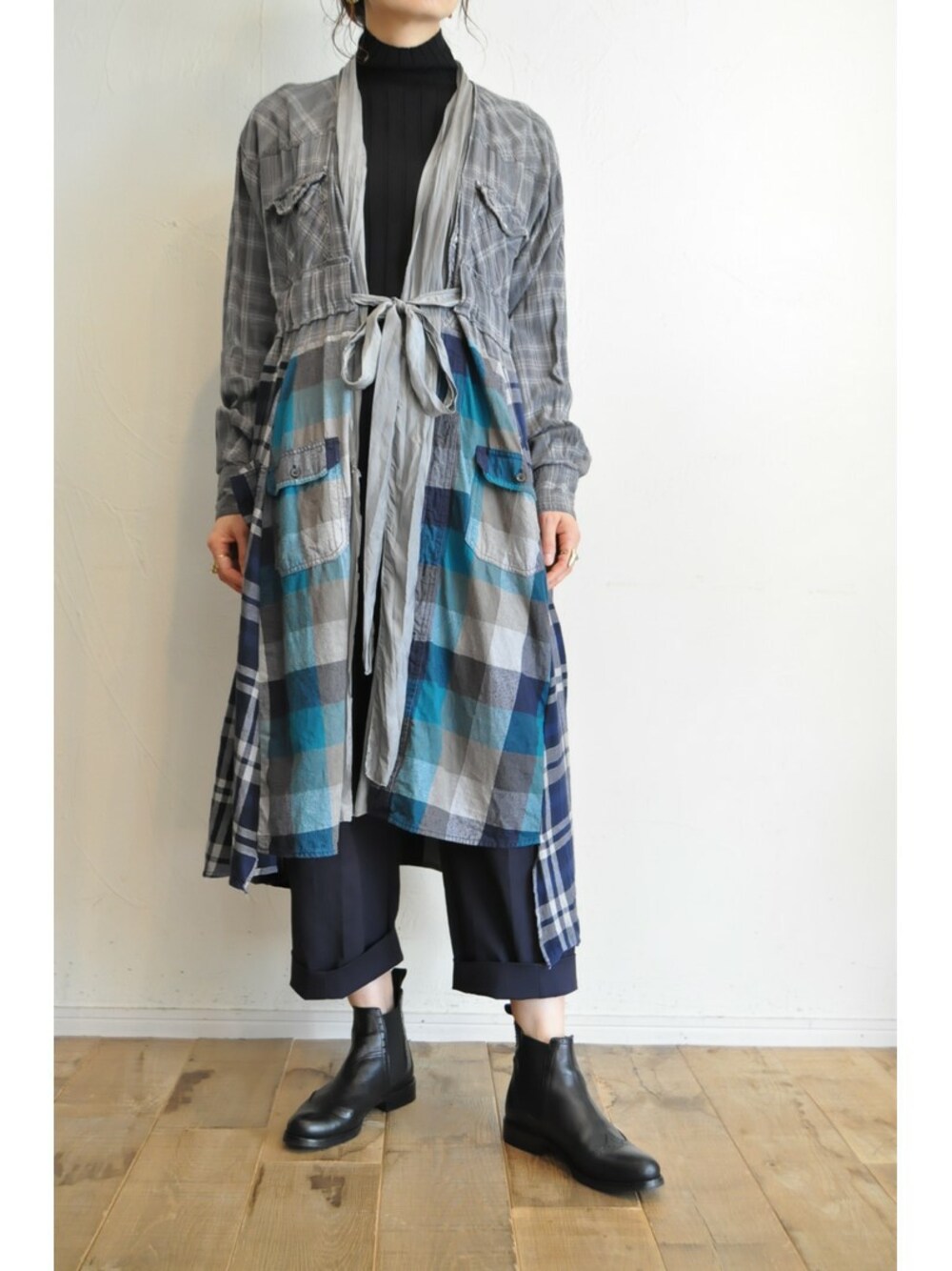 ブルー系のその他アウター、ブルー系のその他パンツ、ブラック系のブーツを着用したレディースの秋コーディネートの1枚目の写真
