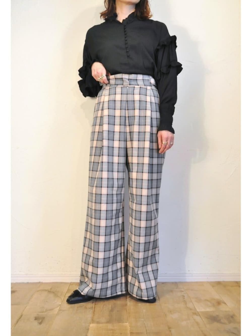 ブラック系のシャツ/ブラウス、グレー系のその他パンツを着用したレディースの冬コーディネートの1枚目の写真