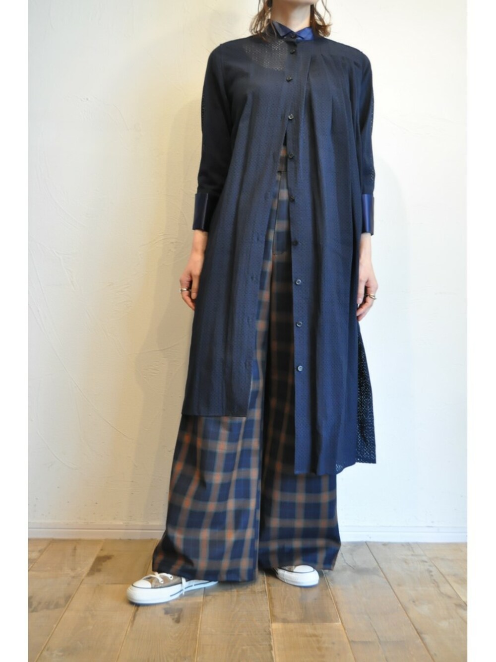 「チェック、アシンメトリー、シャツワンピース、レイヤードスタイル、tolikatolika、ワイドパンツ、チェックパンツ、パンチング、hippiness、ヒッピネス」｜「hippinessのプリーツロングワンピース（シャツワンピース、ブルー系）」を使った、chaosbohemiaさん（レディース・165cm）の冬コーディネートの1枚目の写真