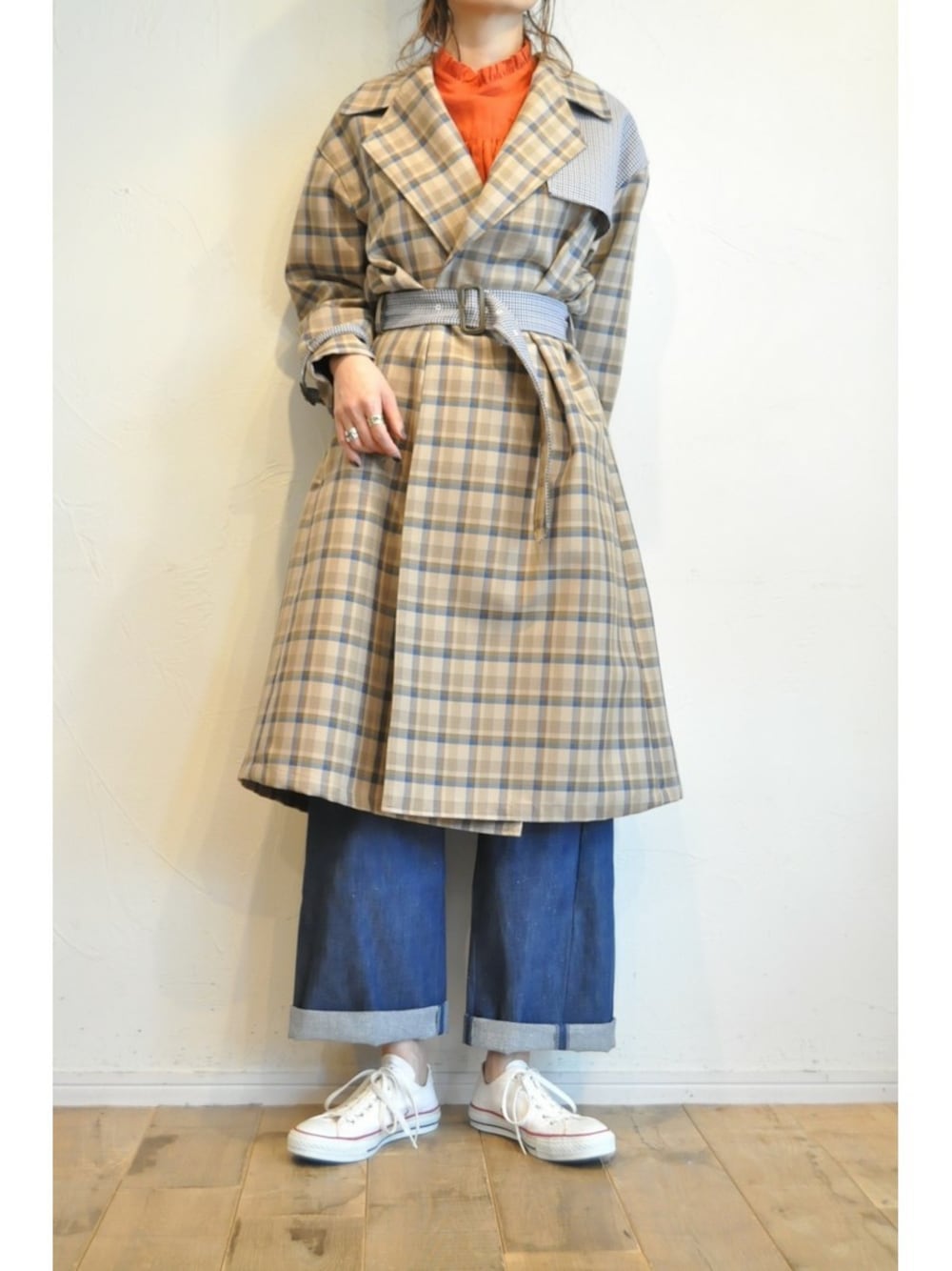 ブルー系のデニムパンツ、ベージュ系のトレンチコート、その他のシャツ/ブラウスを着用したレディースの冬コーディネートの1枚目の写真
