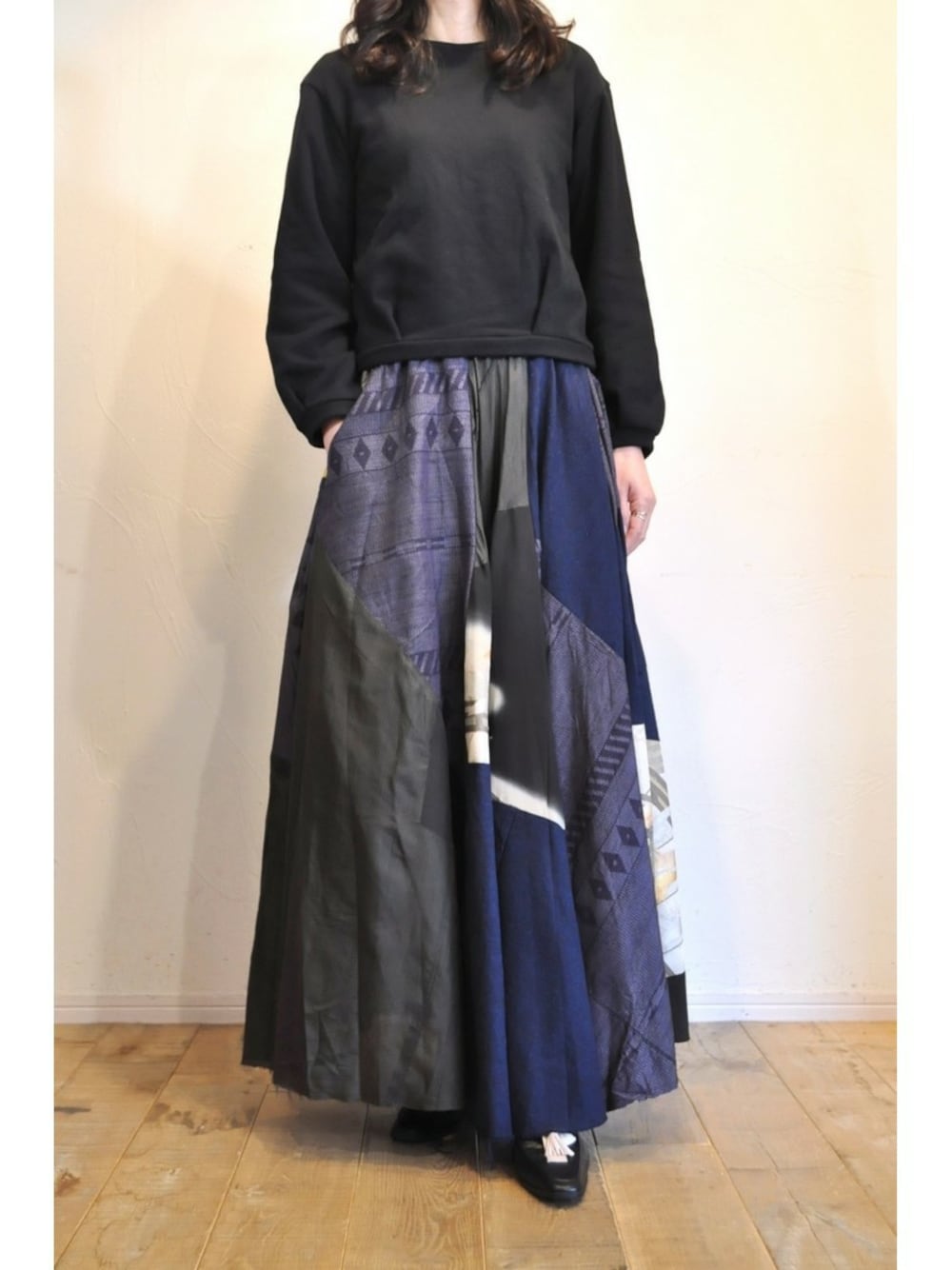 ブラック系のTシャツ/カットソー、ブラック系のスカートを着用したレディースの冬コーディネートの1枚目の写真