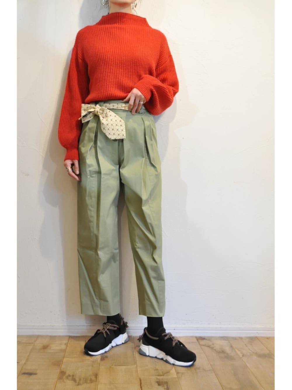 ブルー系のその他パンツ、レッド系のニット/セーター、ブラック系のスニーカーを着用したレディースの冬コーディネートの1枚目の写真