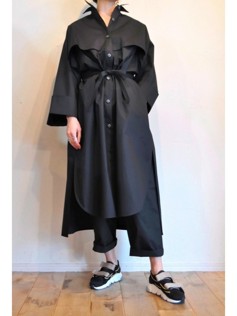 ブラック系のその他パンツ、ブラック系のシャツワンピース、ベージュ系のスニーカーを着用したレディースの春コーディネートの1枚目の写真