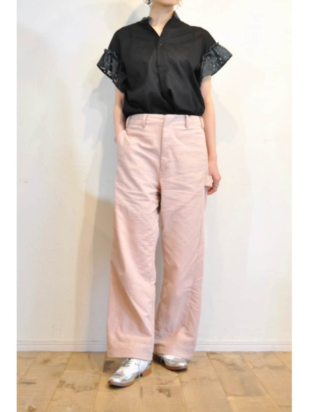 ピンク系のその他パンツ、ブラック系のシャツ/ブラウスを着用したレディースの春コーディネートの1枚目の写真