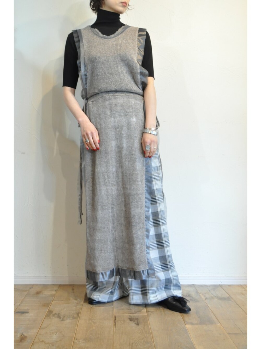 ブラック系のニット/セーター、ブラック系のその他パンツ、グレー系のワンピースを着用したレディースの春コーディネートの1枚目の写真