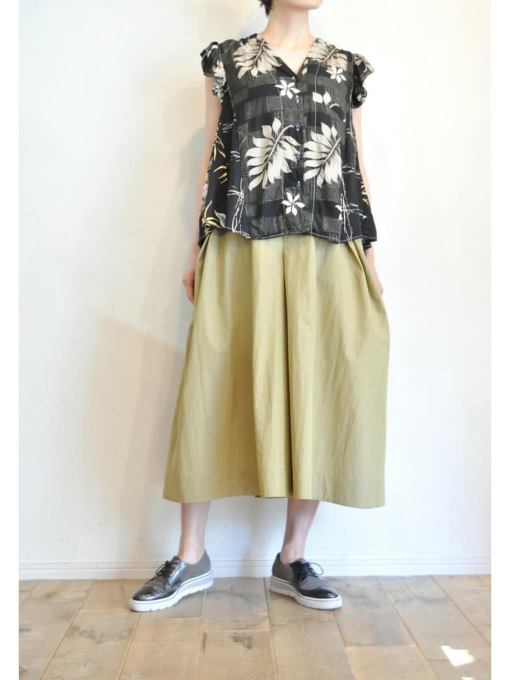 ブラック系のシャツ/ブラウス、ベージュ系のその他パンツを着用したレディースの春コーディネートの1枚目の写真