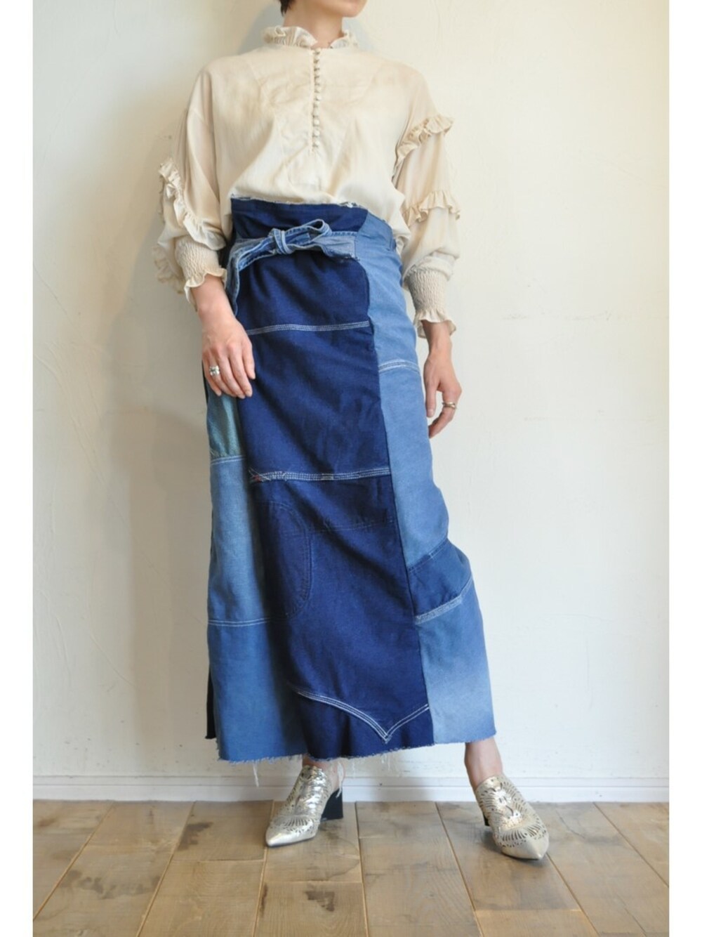 ベージュ系のシャツ/ブラウス、ブルー系のデニムパンツ、その他のサンダルを着用したレディースの春コーディネートの1枚目の写真