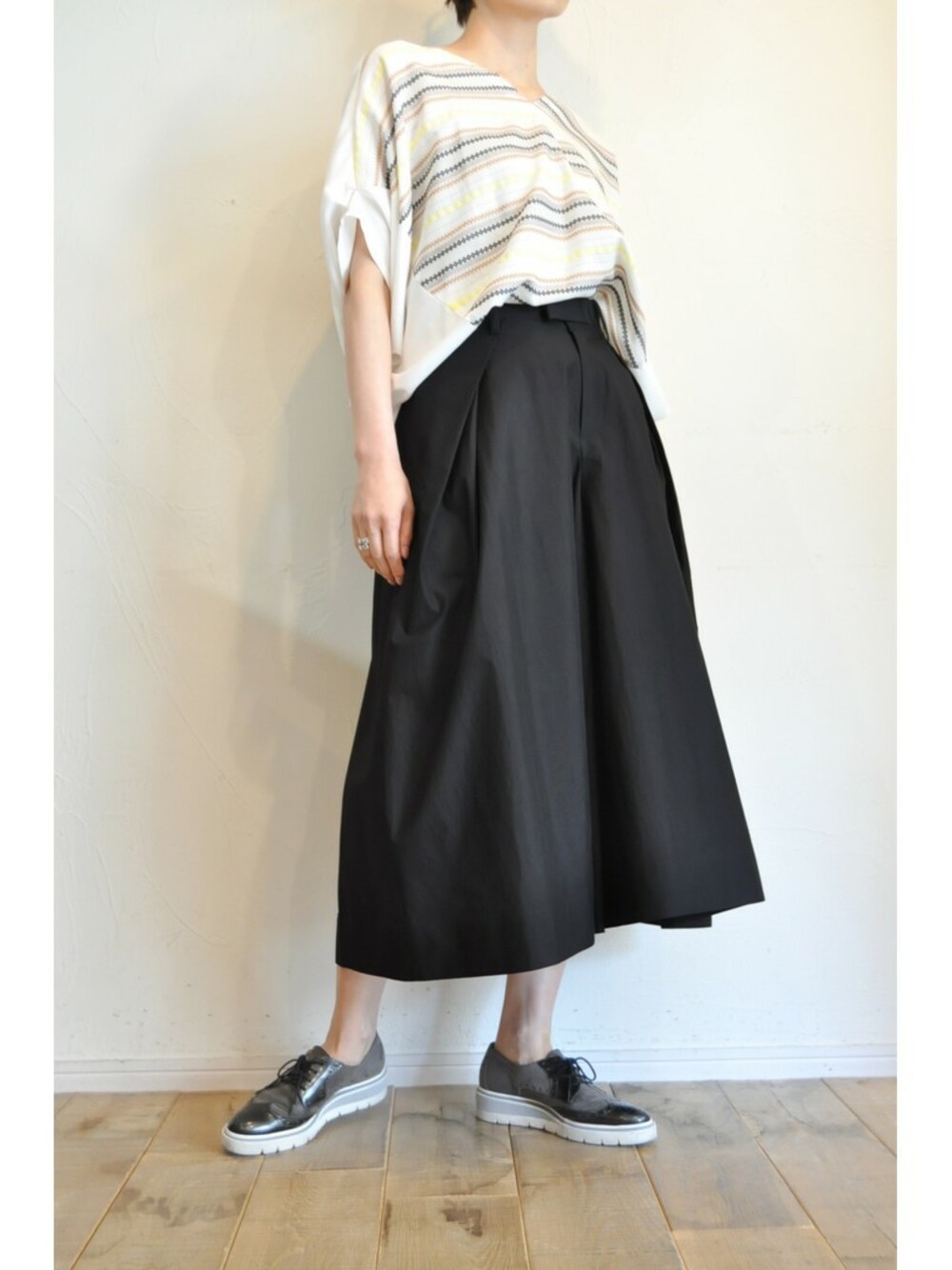 ホワイト系のシャツ/ブラウス、ブラック系のその他パンツ、グレー系のその他シューズを着用したレディースの春コーディネートの1枚目の写真