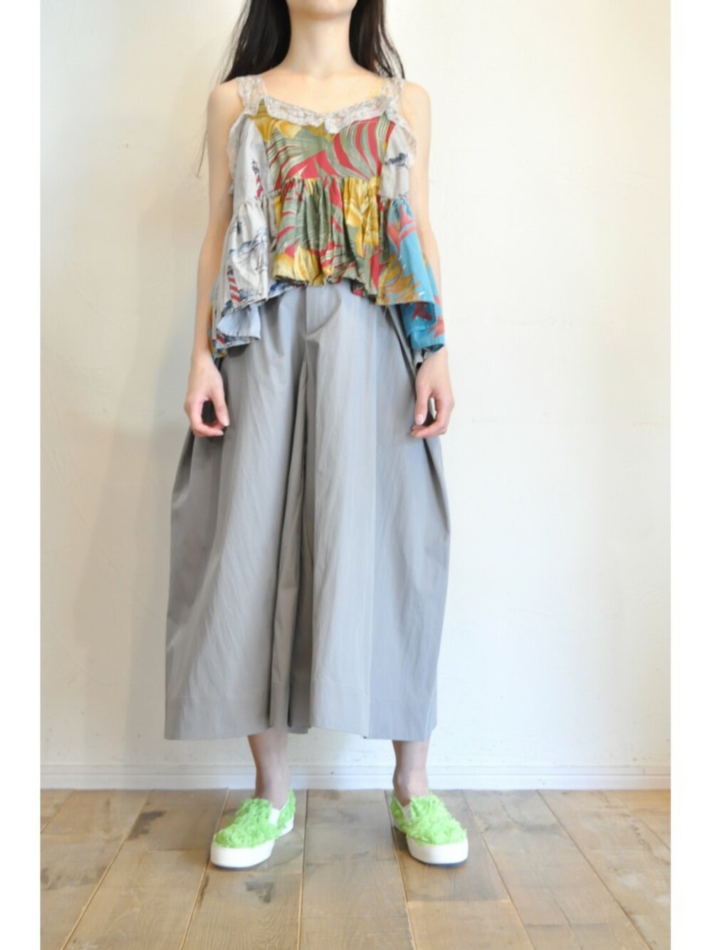 グレー系のその他パンツ、その他のキャミソールを着用したレディースの夏コーディネートの1枚目の写真